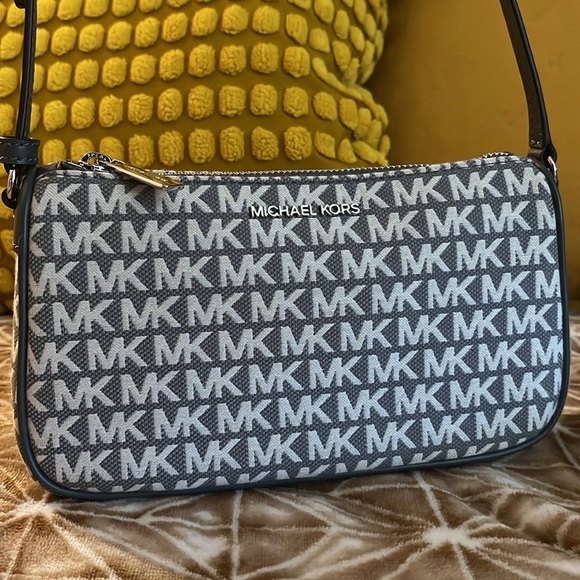 Michael Kors Pouchette NWOT - Picture 4 of 17